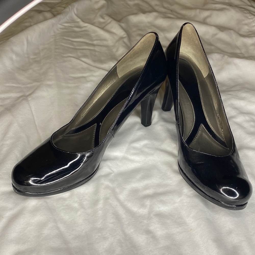 Naturalizer black patent leather pump 7.5